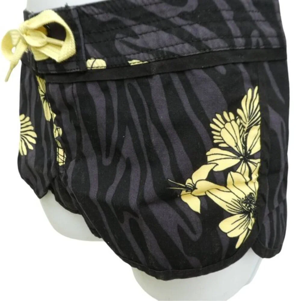 Divided by HM Board Shorts Canvas Hawaii Print Black Zebra Striping Flowers 4